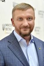 Доброго дня! Шановний міністре, скажіть, будь ласка, чи можна якось позбавити батьківських прав одного із батьків, який зовсім забув про дитину?