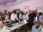 В Липинському ліцеї Підгайцівської громади харчування організовано для 316 учнів. Щоб забезпечити належні умови прийому їжі, в обідній залі облаштували 80 посадкових місць.
