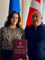 Начальник Луцької районної військової адміністрації Анатолій Костик вручив Почесну грамоту Волинської обласної державної адміністрації начальнику юридичного відділу апарату райдержадміністрації Яні Рогатюк.