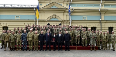 Гарантом незалежності України є українська армія — Президент у Маріїнському палаці привітав захисників Вітчизни
